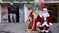 Ornamen menyambut Natal sudah dipasang di depan sebuah toko. 