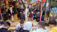 Orang-orang berkumpul di teras di Aleppo, Suriah, saat kehidupan sehari-hari kembali normal beberapa hari setelah Bashar al-Assad digulingkan, Rabu (11/12). 