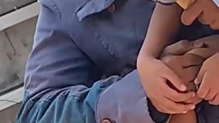 Anak di Surabaya diduga dicubit hingga minta ampun oleh pria diduga ayahnya.