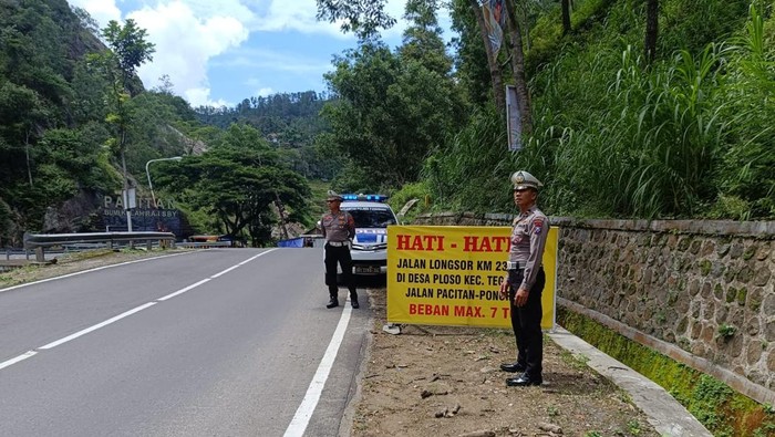 Anggota Satlantas saat cek jalur perbatasan Ponorogo