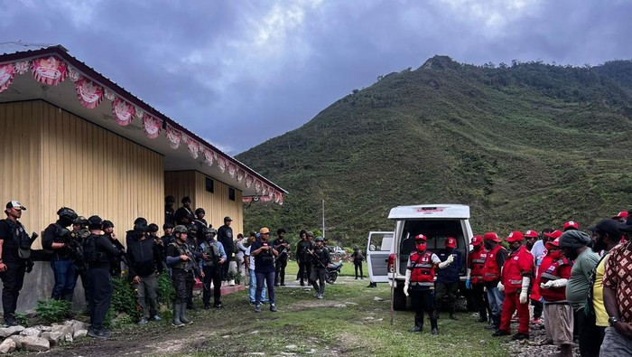 Aparat TNI dan Polri mengevakuasi jenazah anggota KKB, pelaku penembakan anggota polisi di Puncak Jaya.
