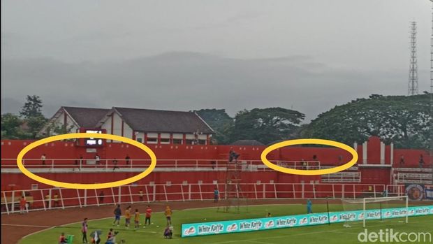 Aremania dan Pasoepati bentrok di Stadion Soepriadi Blitar saat laga Arema FC vs Persis