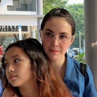 Penampilan putri sulung Arumi Bachsin dan Emil Dardak, Lakeisha Ariestia Dardak yang kini sudah beranjak remaja berhasil curi atensi. Beberapa kali tampil dalam unggahan Instagram sang bunda, Lakeisha terlihat makin cantik saingi sang mama. Foto: Instagram/@arumibachsin_94