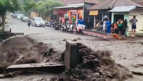 Banjir bandang di Desa Tulamben, Kecamatan Kubu, Karangasem, akibat hujan deras, Kamis (12/12/2024). Banjir bandang ini mengakibatkan kemacetan panjang di wilayah tersebut. (Istimewa)