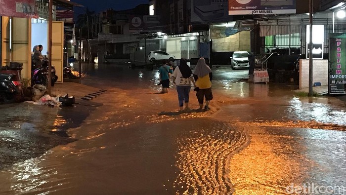 Banjir di jalanan sekitar Pasar Sentral Palopo.