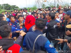 Video Buruh Saling Jotos Saat Kawal Rapat Pleno UMK di Majalengka