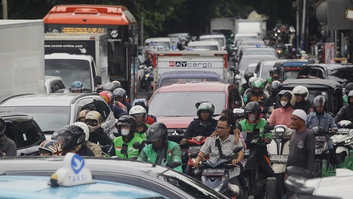 Gubernur Bank Indonesia Perry Warjiyo memprediksi pertumbuhan ekonomi Indonesia pada 2025 tetap kuat pada kisaran 4,8-5,6%.