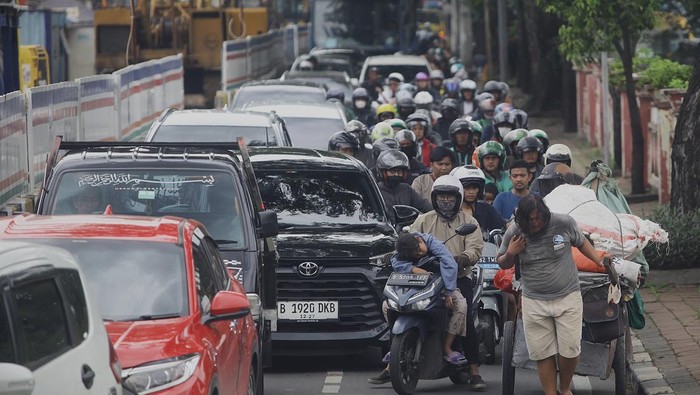 Gubernur Bank Indonesia Perry Warjiyo memprediksi pertumbuhan ekonomi Indonesia pada 2025 tetap kuat pada kisaran 4,8-5,6%.