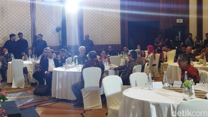 Bintang Puspayoga duduk di sebelah Ganjar Pranowo dalam peluncuran buku dan diskusi Pilpres 2024: Antara Hukum, Etika, dan Pertimbangan Psikologis di Hotel Four Seasons, Kamis (12/12/2024).