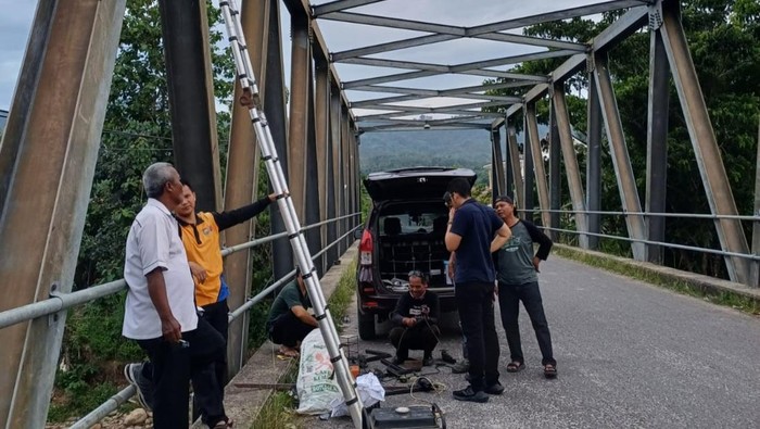 BPBD OKU memasang pengukur debit air sungai.