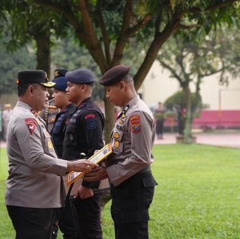 Briptu Johannes Sibarani diberikan piagam penghargaan dari  Irjen Whisnu Hermawan Februanto.