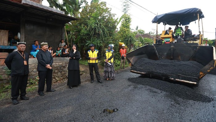 Bupati Ipuk memantau perbaikan jalan di Banyuwangi