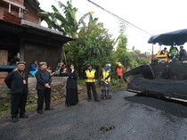 Bupati Ipuk Pastikan Proyek Jalan Tuntas Sebelum Berganti Tahun