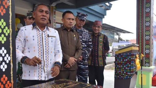 Bupati Manggarai Barat Edistasius Endi (kiri) didampingi Ketua DPRD Manggarai Barat Benediktus Nurdin menandatangani prasasti peresmian Mal Pelayanan Publik Manggarai Barat, Kamis (12/12/2024).