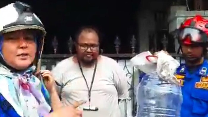 Damkar Depok mengevakuasi 35 ekor anak kobra dari sebuah rumah kosong di Abadijaya, Depok.