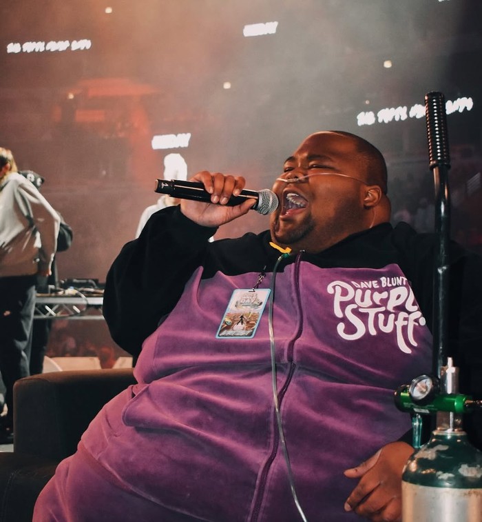 Dave Blunts Rapper Dave Blunts menarik perhatian saat manggung dengan tabung oksigen di Juicy WRLD Day 4.