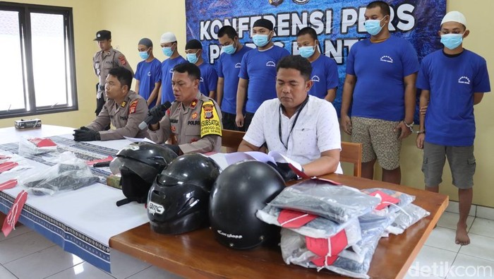 Delapan dari 10 pelaku pengeroyokan empat remaja di Jalan Parangtritis, Gabusan, Sewon, Bantul saat dihadirkan di Polsek Sewon, Kamis (12/12/2024).