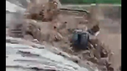 Detik-detik truk terseret banjir di Bima, NTB, Kamis (12/12/2024).