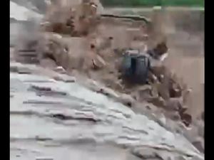 Viral Truk Terseret Banjir Sungai di Bima