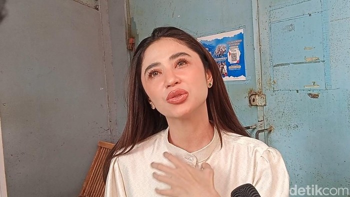 dewi perssik saat ditemui di kawasan Transmedia.