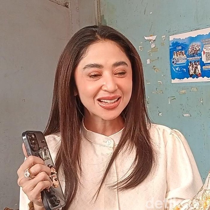Dewi Perssik saat ditemui di kawasan Transmedia.