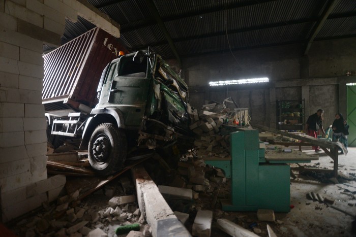 Warga berada di dekat truk kontainer yang mengalami kecelakaan tunggal menabrak bangunan di Jalan Solo-Semarang, Boyolali, Jawa Tengah, Kamis (12/12/2024). Kecelakaan tunggal truk kontainer bermuatan biji plastik itu menabrak bangunan gudang yang diduga truk mengalami masalah pada pengereman dan dalam peristiwa tersebut tidak ada korban jiwa. Antara Foto/Aloysius Jarot Nugroho