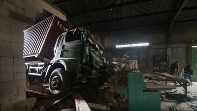 Diduga Rem Blong, Truk Kontainer Tabrak Gudang di Boyolali