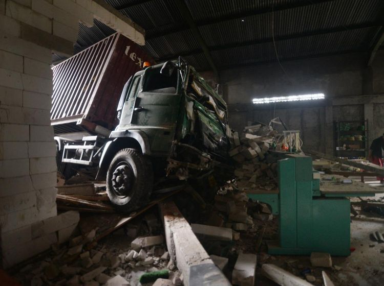 Diduga Rem Blong, Truk Kontainer Tabrak Gudang di Boyolali