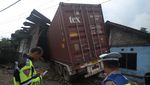 Diduga Rem Blong, Truk Kontainer Tabrak Gudang di Boyolali