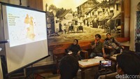 Peneliti Themis Indonesia Shaleh Al-Ghifari dan akademisi Universitas Andalas Feri Amsari menjadi pembicara diskusi bertema Pohon Kecurangan Pilkada.