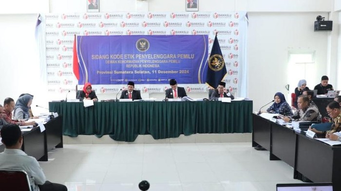 DKPP gelar sidang dugaan pelanggaran KEPP KPU OI di Bawaslu Sumsel.