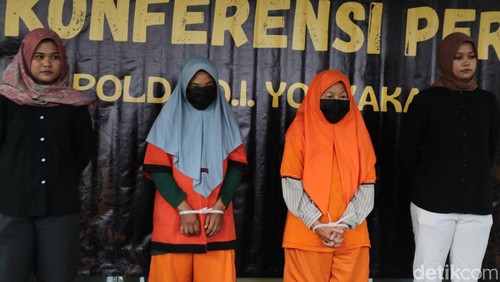 Dua bidan yang melakuan penjualan bayi dengan modus adopsi dihadirkan dalam jumpa pers di Mapolda DIY, Sleman, Kamis (12/12/2024).