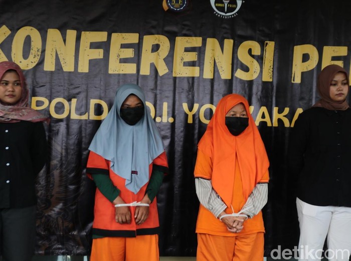 Dua bidan yang melakuan penjualan bayi dengan modus adopsi dihadirkan dalam jumpa pers di Mapolda DIY, Sleman, Kamis (12/12/2024).