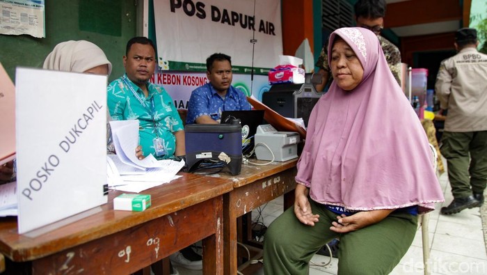 Dukcapil Buka Layanan untuk Penyintas Kebakaran Kemayoran Dukcapil membuka posko layanan kependudukan bagi korban kebakaran Kemayoran, Jakarta. Warga langsung bisa mengganti dokumen kependudukan yang rusak.
