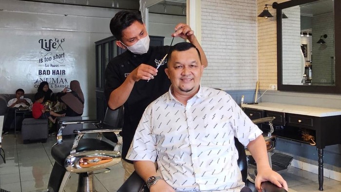 Eks Ketua Koni Sumsel Hendri Zainudin memotong rambut usai bebas dari penjara