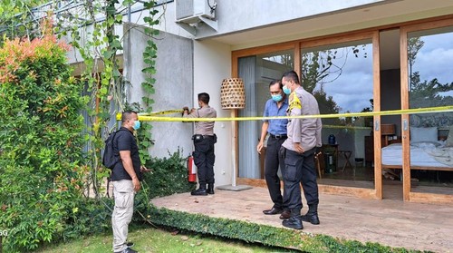 Proses evakuasi jasad warga Polandia, Karolina Maria Krzyzak (27), di hotel di Desa Sumberkima, Buleleng, Bali Rabu (11/12/2024).