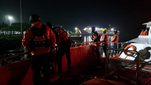 Proses evakuasi seorang kru kapal Mahameru 3 di utara perairan Gili Trawangan, Rabu (11/12/2024) malam. (istimewa).