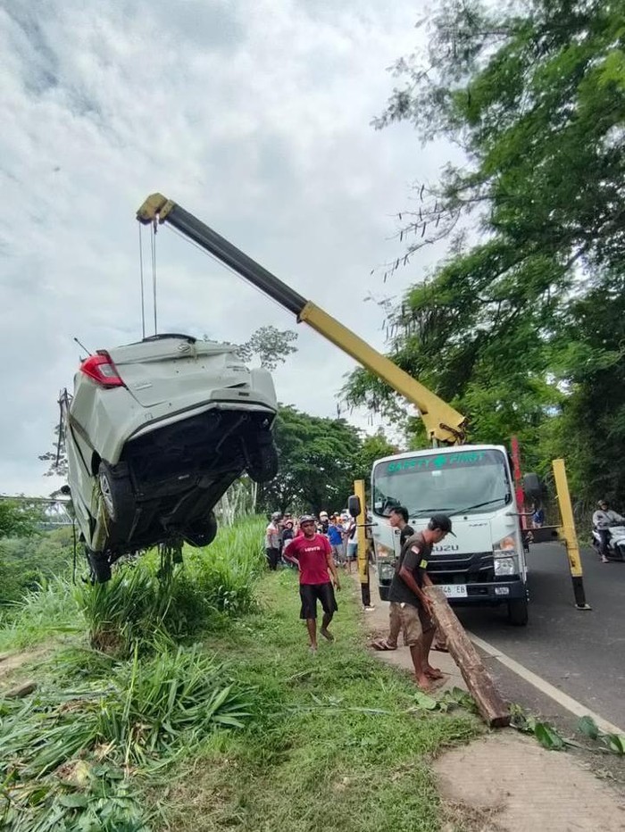 Evakuasi mobil masuk jurang di Malang