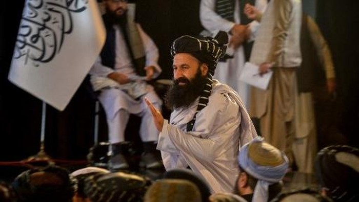 (FILES) Afghanistans minister for refugees, Khalil Ur-Rahman Haqqani arrives to attend a gathering held to mark the first anniversary of their return to power in Afghanistan in Kabul on August 15, 2022. The Afghan minister for refugees was killed on December 11, 2024, in an explosion at the ministrys offices in the capital Kabul, a government source told AFP. (Photo by Ahmad SAHEL ARMAN / AFP)