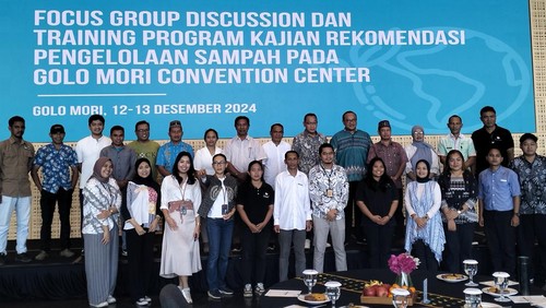 Focus Group Discussion (FGD) pengelolaan sampah di kawasan Golo Mori Convention Center (GMCC) di Desa Golo Mori, Labuan Bajo, Manggarai Barat, NTT, Kamis (12/12/2024). (Foto: Ambrosius Ardin/detikBali)