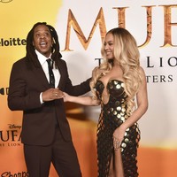 Koleksi ini diluncurkan musim panas lalu untuk merayakan 30 tahun film “The Lion King.” Dalam wawancaranya, Rousteing menyebut bahwa film ini memiliki hubungan personal dengannya. “Tentu saja, ‘The Lion King’ bercerita tentang Afrika, sehingga terasa seperti referensi ke asal-usul saya sendiri,” ujar desainer yang akarnya berasal dari Somalia dan Ethiopia tersebut. (Foto: Richard Shotwell/Invision/AP)