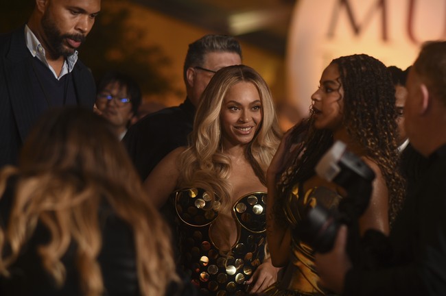 Penampilannya disempurnakan oleh penata busana Shiona Turnini. Rambut pirang Beyoncé ditata bergelombang, sementara riasannya menonjolkan bayangan mata emas, blush on merah muda, dan lip gloss berwarna pink pucat. (Foto: Richard Shotwell/Invision/AP)