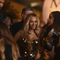 Penampilannya disempurnakan oleh penata busana Shiona Turnini. Rambut pirang Beyoncé ditata bergelombang, sementara riasannya menonjolkan bayangan mata emas, blush on merah muda, dan lip gloss berwarna pink pucat. (Foto: Richard Shotwell/Invision/AP)