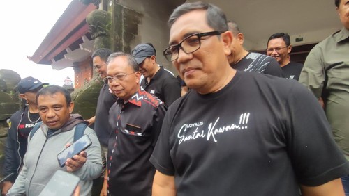 Gubernur Bali terpilih, Wayan Koster, seusai pertemuan dengan simpatisan maupun sukarelawan pemenangan Koster-Giri di Gedung Kesenian I Ketut Maria, Tabanan. Kamis (12/12/2024). (Firizqi Irwan/detikBali)