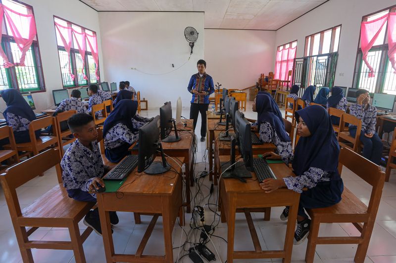 Guru SMPN 1 Wawonii Timur Bangun Aplikasi Digital