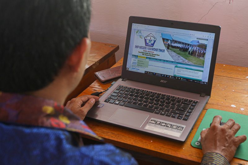 Guru SMPN 1 Wawonii Timur Bangun Aplikasi Digital