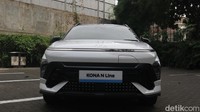 Secara tampilan, Hyundai Kona Electric N-Line masih sama seperti versi reguler. Hanya saja, pabrikan memberikan sentuhan N di bagian eksterior dan interior. Foto: Septian Farhan Nurhuda / detikOto