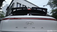 Hyundai Kona Electric N-Line punya sayap atau spoiler yang membuatnya terlihat sporty. Foto: Septian Farhan Nurhuda / detikOto