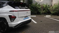 Sementara untuk fitur dan spesifikasi, tak ada perubahan dari Hyundai Kona Electric N-Line varian tertinggi, yakni Signature Long Range. Kendaraan tersebut menggunakan baterai 66 kWh dengan jangkauan maksimum 549 km. Sementara tenaganya 217 PS dan torsi 255 Nm. Foto: Septian Farhan Nurhuda / detikOto