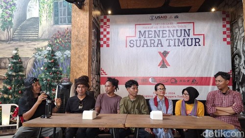 ICW dan para musisi saat konferensi pers peluncuran album Artcollabs Frekuensi Perangkap Tikus bertajuk Menenun Suara Timur di Kota Kupang, NTT, Kamis (12/12/2024).